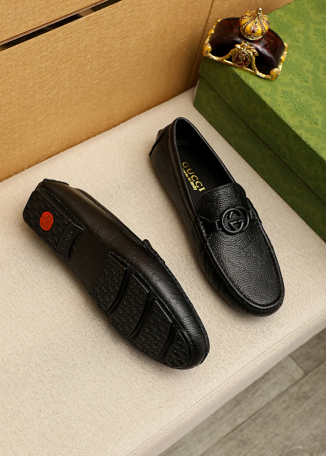 Men's shoes 💰420 💐 Product trademark: GUCCI "Gucci" Doudou shoes Regular size: 38-44 (45🉑️customized) Product materials: Selected imported first-layer calfskin embossed upper + luxury hardware buckle, imported sheep 🐑 leather lining. Strong three-dimensional visual effect, original outsole color: 2 colors available